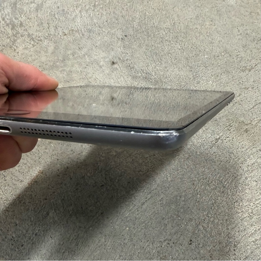 Apple iPad Mini 2 For Parts Cracked Screen No Display + New Cable - Picture 9 of 9